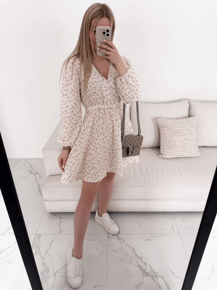 CAROL - ROZKLOSZOWANA SUKIENKA MINI BEŻ W KWIATUSZKI