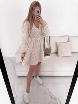 CAROL - ROZKLOSZOWANA SUKIENKA MINI BEŻ W KWIATUSZKI